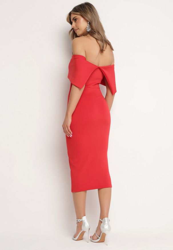 Born2be - Czerwona Klasyczna Dopasowana Sukienka z Wywiniętym Dekoltem Luvlia. Kolor: czerwony. Materiał: dzianina. Sezon: lato. Styl: klasyczny