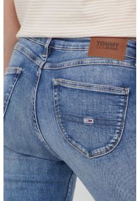 Tommy Jeans jeansy SOPHIE CE137 damskie high waist. Stan: podwyższony. Kolor: niebieski