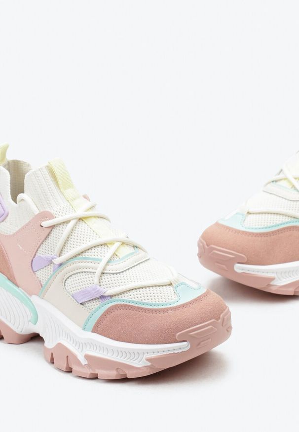 Renee - Różowe Sneakersy w Skarpetkowym Stylu z Elastycznym Wiązaniem i Tłoczoną Podeszwą Ielene. Okazja: na co dzień. Zapięcie: bez zapięcia. Kolor: różowy. Materiał: skóra, jeans. Obcas: na obcasie. Wysokość obcasa: średni