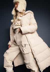 Renee - Jasnobeżowa Pikowana Długa Kurtka Płaszcz z Kapturem i Napami Tisima. Okazja: na co dzień. Typ kołnierza: kaptur. Kolor: beżowy. Materiał: jeans. Długość rękawa: długi rękaw. Długość: długie. Styl: casual, elegancki