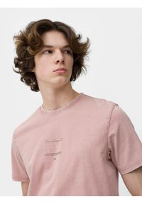 4f - T-shirt regular z nadrukiem męski. Kolor: różowy. Materiał: bawełna. Wzór: nadruk
