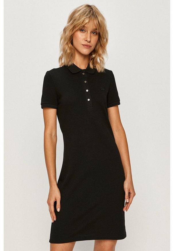 Lacoste Sukienka kolor czarny mini prosta. Kolor: czarny. Materiał: dzianina. Długość rękawa: krótki rękaw. Typ sukienki: proste. Długość: mini