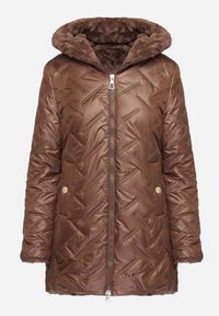 Born2be - Brązowa Kurtka Pikowana z Kapturem Ocieplona Futerkiem Zennira. Okazja: na co dzień. Typ kołnierza: kaptur. Kolor: brązowy. Materiał: futro. Sezon: jesień, zima. Styl: elegancki, casual #5
