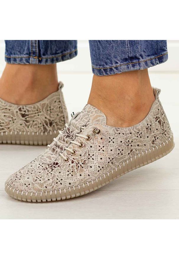 Multi ażurowe skórzane półbuty damskie Filippo Dp7532/26. Okazja: na co dzień, na spacer. Nosek buta: okrągły. Zapięcie: bez zapięcia. Kolor: beżowy. Szerokość cholewki: normalna. Wzór: ażurowy. Materiał: skóra. Sezon: wiosna, lato, jesień. Styl: casual, klasyczny, elegancki