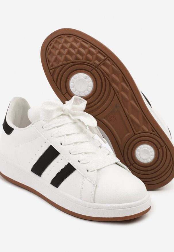 Renee - Białe Sneakersy w Stylu Kultowych Tenisówek z Ozdobnymi Paskami Marazea. Okazja: na co dzień. Zapięcie: pasek. Kolor: biały. Materiał: skóra, jeans. Wzór: aplikacja