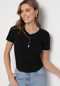 Born2be - Czarny Bawełniany T-shirt Ozdobiony Marszczeniem i Łańcuszkiem Olitrea. Okazja: na co dzień. Kolor: czarny. Materiał: bawełna. Wzór: aplikacja. Styl: casual #6