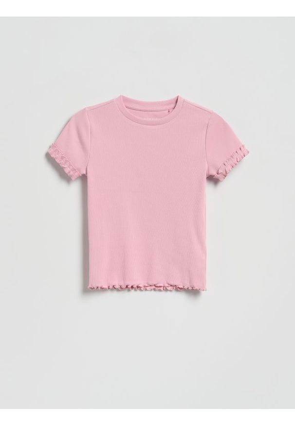 Reserved - Bawełniany t-shirt z falbankami - różowy. Typ kołnierza: kołnierz z falbankami. Kolor: różowy. Materiał: bawełna