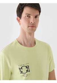 4f - 4F T-shirt regular z nadrukiem męski - zielony L. Okazja: na co dzień. Kolor: zielony. Materiał: bawełna, jersey, dzianina. Długość rękawa: krótki rękaw. Długość: krótkie. Wzór: nadruk. Styl: sportowy, klasyczny, casual
