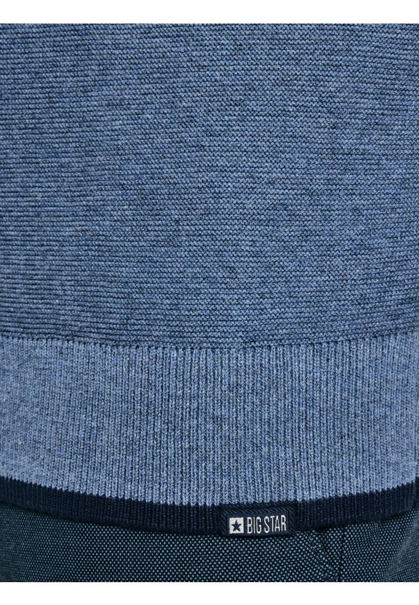 Big-Star - Sweter męski z półgolfem i krótkim zamkiem niebieski Samsonis 402. Okazja: na co dzień. Typ kołnierza: kołnierzyk stójkowy. Kolor: niebieski. Materiał: bawełna. Długość: krótkie. Wzór: ze splotem. Styl: casual, klasyczny, sportowy