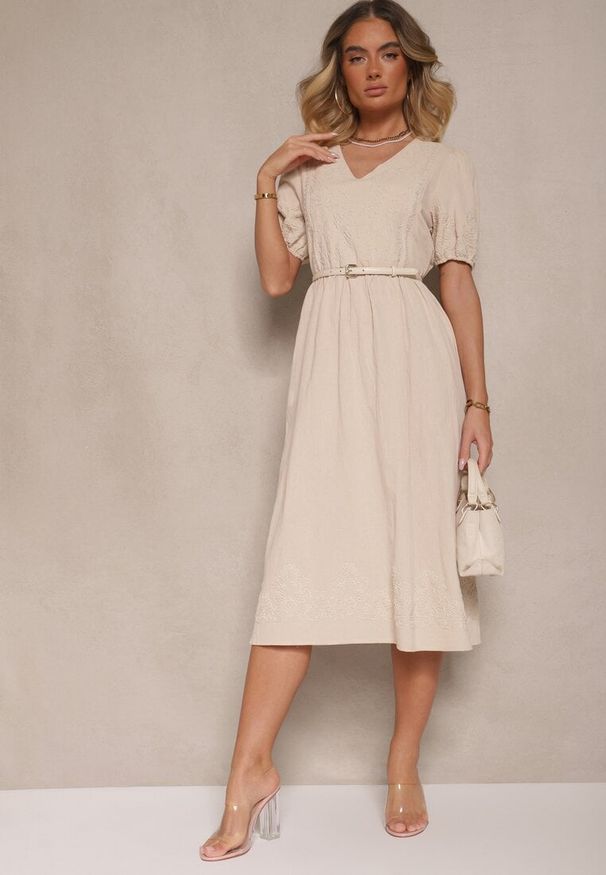 Renee - Jasnobeżowa Rozkloszowana Sukienka z Bawełny w Stylu Boho z Haftowanymi Zdobieniami Lannilsa. Typ kołnierza: dekolt w kształcie V. Kolor: beżowy. Materiał: bawełna. Wzór: aplikacja, haft. Styl: boho