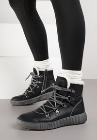 Born2be - Czarne Botki Traperki z Ozdobnym Sznurowaniem i Tłoczoną Podeszwą Fasitta. Okazja: na co dzień, na spacer. Kolor: czarny. Materiał: jeans, futro. Styl: casual, elegancki