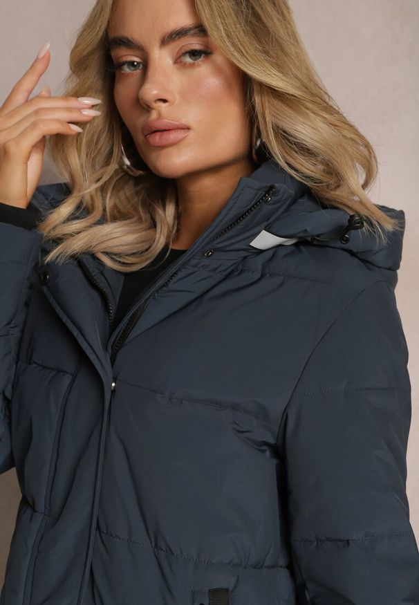 Renee - Granatowa Pikowana Kurtka do Kolana z Odpinanym Kapturem Tolvina. Kolor: niebieski