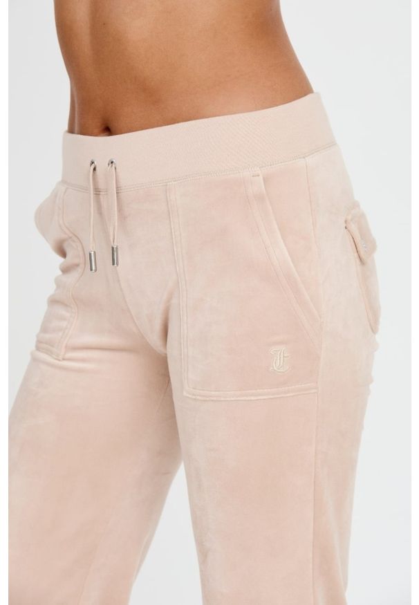 Juicy Couture - JUICY COUTURE Beżowe spodnie Del Ray Pocket. Kolor: beżowy. Materiał: dresówka