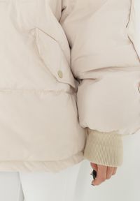 Born2be - Beżowa Kurtka Oversize z Futrzanym Kapturem Vugovi. Kolor: beżowy. Materiał: futro. Długość rękawa: długi rękaw. Długość: długie. Wzór: aplikacja. Sezon: zima #5