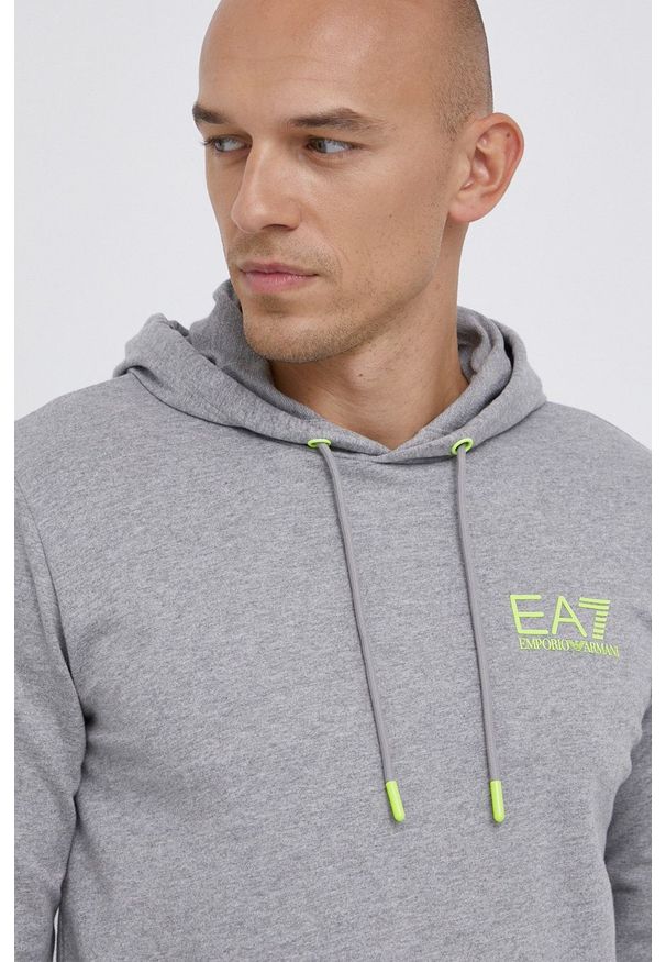 EA7 Emporio Armani Bluza bawełniana męska kolor szary z kapturem z nadrukiem. Okazja: na co dzień. Typ kołnierza: kaptur. Kolor: szary. Materiał: bawełna. Wzór: nadruk. Styl: casual