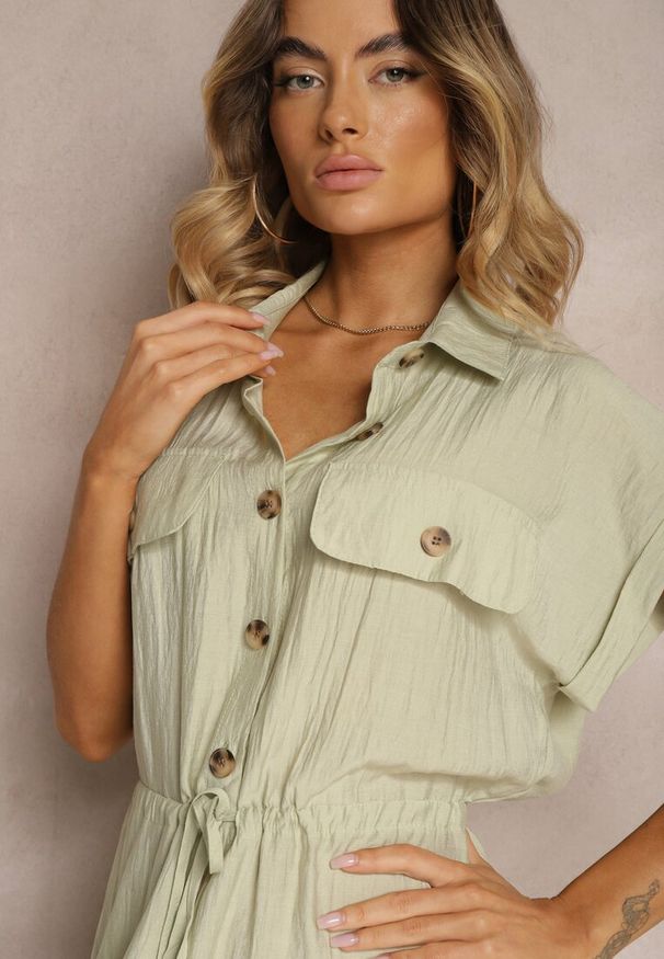 Renee - Jasnozielona Sukienka z Wiskozy o Rozkloszowanym Kroju z Gumką w Pasie i Napami Memvia. Okazja: na co dzień. Kolor: zielony. Materiał: wiskoza. Sezon: lato. Typ sukienki: proste, rozkloszowane. Styl: elegancki, casual