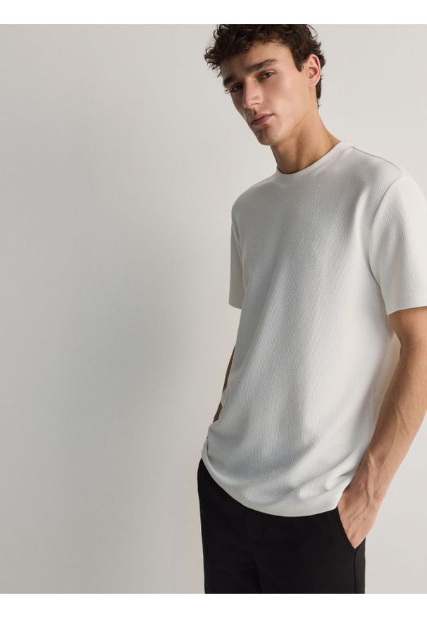 Reserved - T-shirt comfort z wiskozą - złamana biel. Materiał: wiskoza