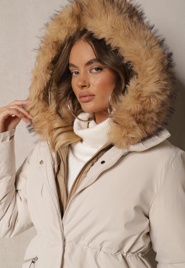 Renee - Jasnobeżowa Kurtka Parka Ściągana w Talii z Dwustronnym Suwakiem i Kapturem z Futrem Edrieth. Kolor: beżowy. Materiał: futro. Sezon: zima