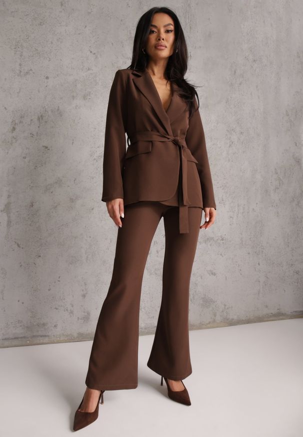 Renee - Brązowy Komplet o Garniturowym Kroju z Marynarką z Wiązaniem i Spodniami Falestra. Kolor: brązowy