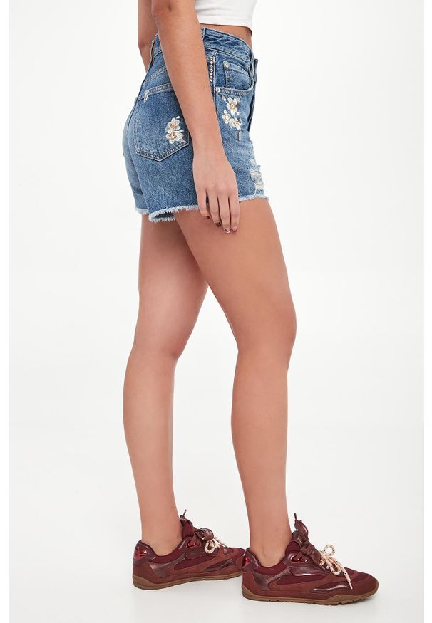 Liu Jo - Szorty damskie jeansowe z haftem LIU JO. Materiał: jeans. Wzór: haft