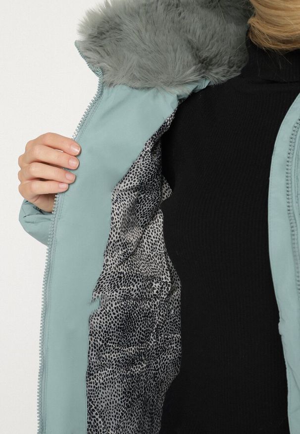 Born2be - Jasnozielona Taliowana Kurtka z Pikowanymi Przeszyciami i Kapturem z Futerkiem Olennea. Okazja: na spotkanie biznesowe, do pracy, na co dzień. Kolor: zielony. Materiał: futro. Styl: casual, klasyczny, biznesowy