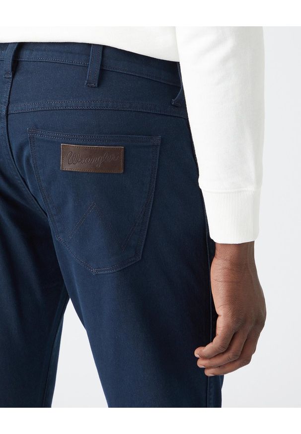 Wrangler - MĘSKIE SPODNIE JEANSOWE WRANGLER LARSTON NAVY W18S36114 112141208