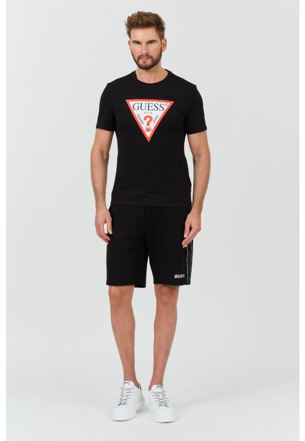 Guess - GUESS Czarny t-shirt z dużym logo Clsc Tri Logo. Kolor: czarny