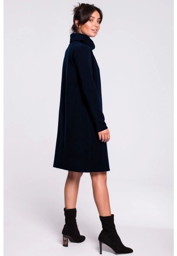 Sukienki.shop - Sukienka bawełniana oversize trapezowa ze stójką granatowa. Okazja: na co dzień, na spacer. Typ kołnierza: kołnierzyk stójkowy. Kolor: niebieski. Materiał: bawełna. Długość rękawa: długi rękaw. Wzór: kolorowy. Typ sukienki: trapezowe, oversize. Styl: casual, klasyczny