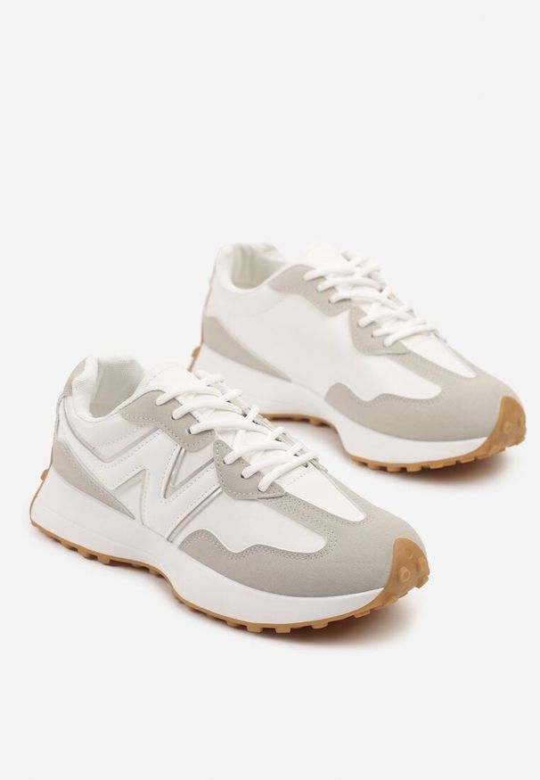Renee - Biało-Szare Sneakersy z Przeszyciami i Ozdobnym Bieżnikiem Weonessa. Okazja: na co dzień. Kolor: biały. Materiał: jeans. Szerokość cholewki: normalna
