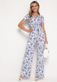 Born2be - Biało-Niebieski Kombinezon w Kwiaty z Krótkim Rękawem i Dekoltem w Serek z Długimi Nogawkami Nestaanne. Okazja: na co dzień. Kolor: biały. Materiał: jeans. Długość rękawa: krótki rękaw. Długość: krótkie. Wzór: kwiaty. Styl: wizytowy, casual, elegancki #1