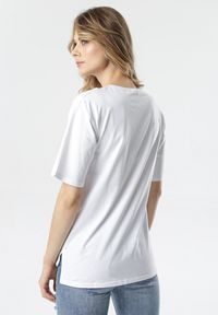 Born2be - Biały T-shirt Crialacia. Kolor: biały. Materiał: dzianina. Długość rękawa: krótki rękaw #3