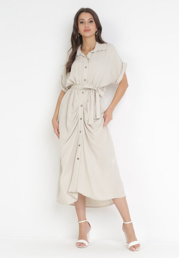 Born2be - Jasnobeżowa Koszulowa Sukienka Midi z Gumką w Talii i Materiałowym Paskiem z Wiskozy Skeisa. Kolor: beżowy. Materiał: materiał, wiskoza. Typ sukienki: koszulowe. Długość: midi