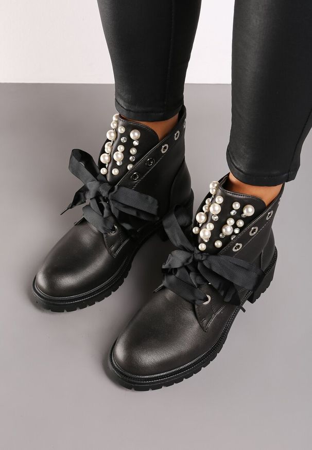 Born2be - Srebrne Botki z Językiem Ozdobionym Perełkami i Cyrkoniami Jovirra. Okazja: na co dzień. Kolor: srebrny. Materiał: jeans. Wzór: aplikacja. Styl: rockowy, casual, elegancki