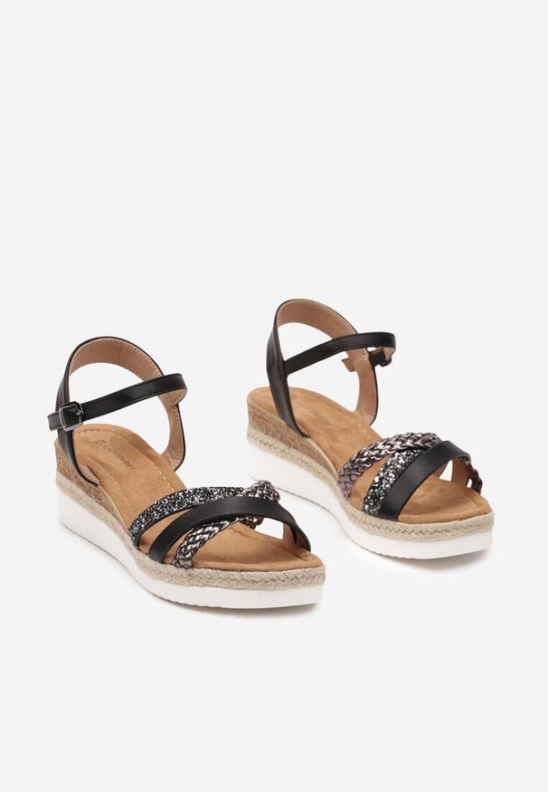 Born2be - Czarne Casualowe Sandały na Niskim Koturnie z Ozdobnymi Paskami Heddia. Okazja: na co dzień. Nosek buta: otwarty. Zapięcie: pasek. Kolor: czarny. Wzór: paski. Materiał: jeans. Sezon: lato. Obcas: na koturnie. Styl: casual