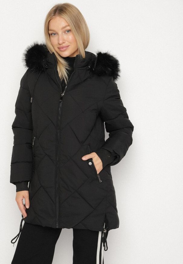 Born2be - Czarna Pikowana Kurtka z Kapturem z Futrem i Ściągaczami przy Rękawach Dacce. Okazja: na co dzień. Typ kołnierza: kaptur. Kolor: czarny. Materiał: futro. Styl: casual