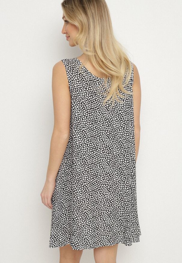 Born2be - Czarna Bawełniana Rozkloszowana Sukienka Ozdobiona Kwiatami i Guzikami Lisavella. Okazja: na spacer, na co dzień. Kolor: czarny. Materiał: bawełna. Wzór: kwiaty, aplikacja. Sezon: lato. Styl: elegancki, casual, klasyczny