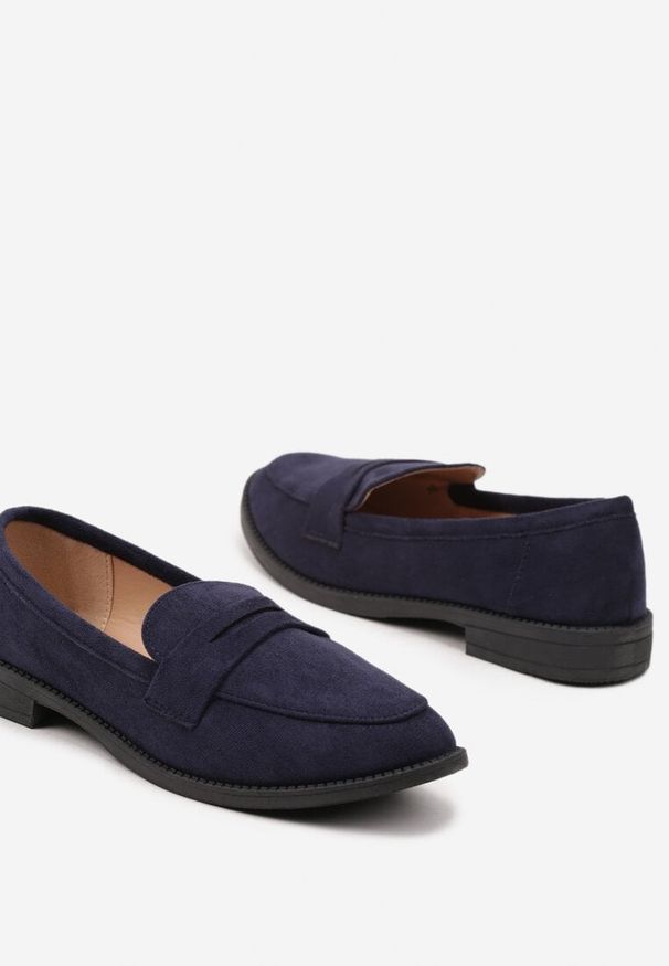 Renee - Granatowe Mokasyny o Klasycznym Fasonie z Ozdobnym Wycięciem Karisen. Okazja: na co dzień. Kolor: niebieski. Materiał: jeans, sztruks. Styl: klasyczny