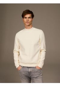 Reserved - Bluza ze stójką - złamana biel. Typ kołnierza: kołnierzyk stójkowy. Materiał: dzianina, bawełna