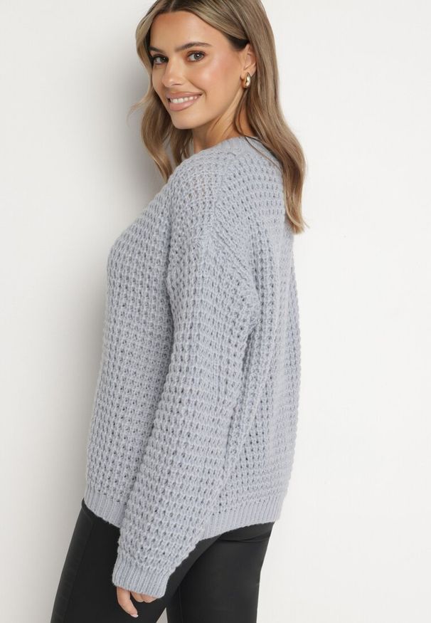 Born2be - Jasnoniebieski Sweter z Dodatkiem Wiskozy i Ozdobnym Splotem Riavellea. Okazja: na co dzień, na spotkanie biznesowe. Kolor: niebieski. Materiał: wiskoza. Wzór: ze splotem. Styl: biznesowy, elegancki, casual