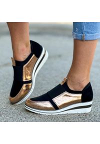 Czarne sneakersy damskie Jezzi 1738-16 Gl. Kolor: czarny. Materiał: zamsz, skóra