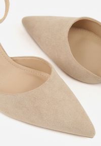 Renee - Ciemnobeżowe Czółenka z Imitacji Zamszu na Słupkowym Obcasie ze Szpiczastym Noskiem Hadina. Okazja: na randkę. Nosek buta: szpiczasty. Zapięcie: pasek. Kolor: beżowy. Materiał: zamsz. Obcas: na obcasie. Wysokość obcasa: średni #5