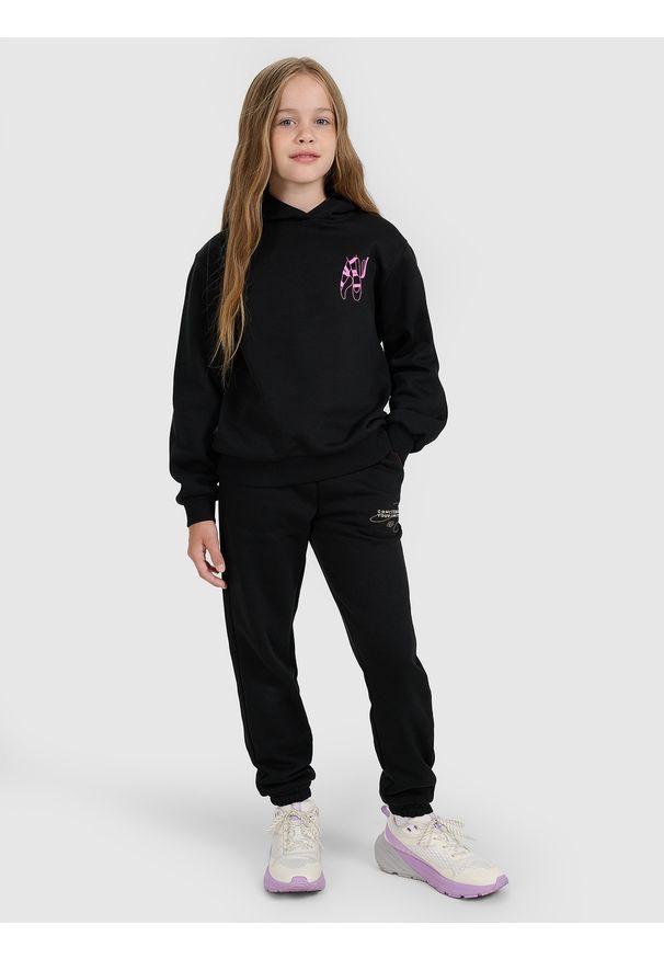 4f - 4F Bluza dresowa nierozpinana z kapturem dziewczęca - czarna 122 (6-7 lat). Okazja: na co dzień. Typ kołnierza: kaptur. Kolor: czarny. Materiał: dresówka. Wzór: gładki, ze splotem, nadruk. Sezon: lato. Styl: klasyczny, casual, sportowy