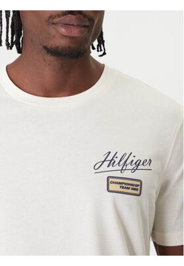 TOMMY HILFIGER - Tommy Hilfiger T-Shirt Modern Ath Graphic MW0MW41471 Écru Regular Fit. Materiał: bawełna