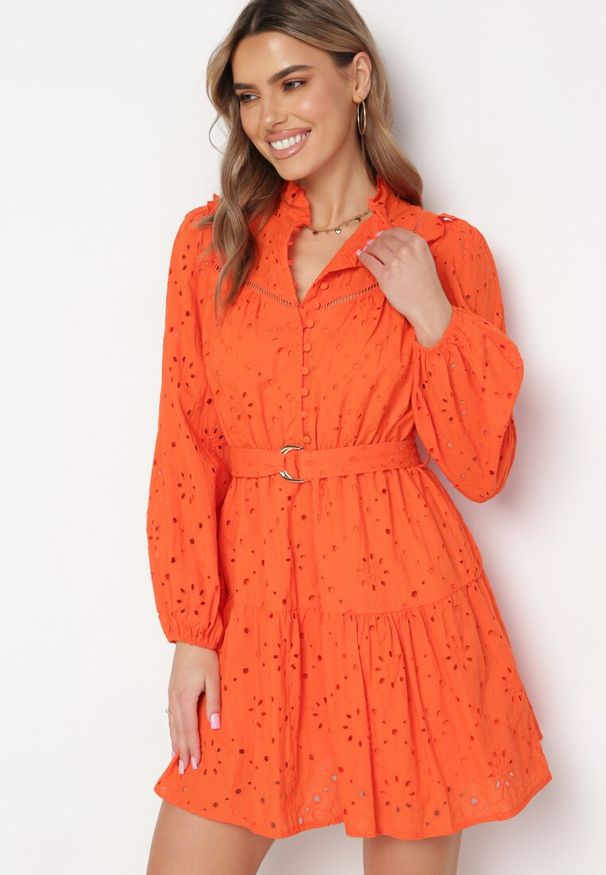 Born2be - Pomarańczowa Haftowana Sukienka Mini z Bawełny z Paskiem i Ażurowym Wzorem Aislina. Typ kołnierza: kołnierz z falbankami. Kolor: pomarańczowy. Materiał: bawełna. Wzór: ażurowy, haft. Sezon: wiosna, lato. Długość: mini