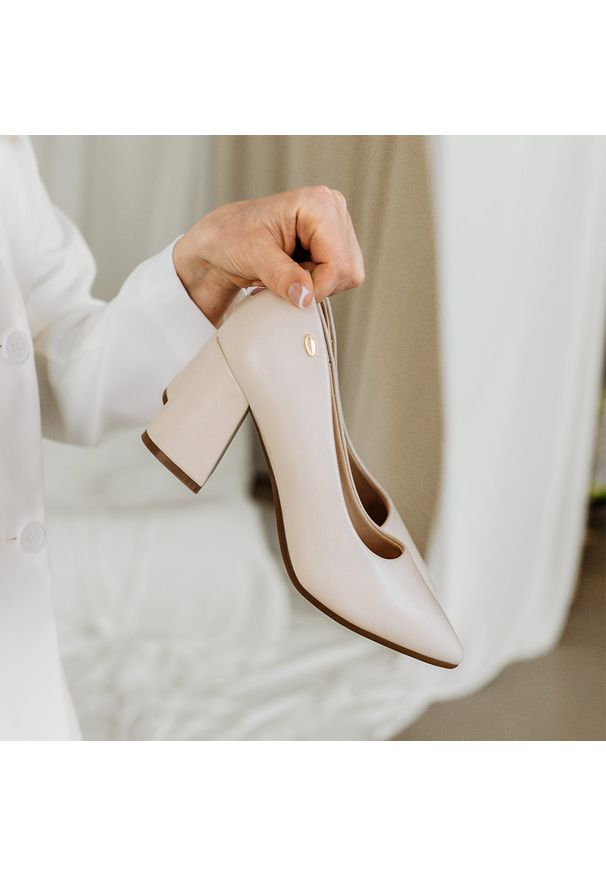 POTOCKI - Beżowe czółenka damskie Potocki 41314. Okazja: na komunię, na co dzień, na ślub cywilny, na imprezę, na wesele. Kolor: beżowy. Materiał: skóra. Szerokość cholewki: normalna. Sezon: wiosna, lato, jesień. Obcas: na słupku. Styl: wizytowy, casual, klasyczny, elegancki