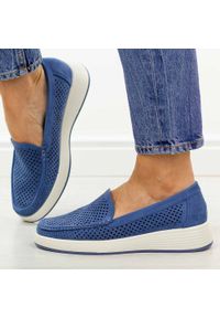 Niebieskie ażurowe mokasyny damskie Sergio Leone Mk097H. Okazja: na spacer, na co dzień. Nosek buta: okrągły. Zapięcie: bez zapięcia. Kolor: niebieski. Szerokość cholewki: normalna. Wzór: ażurowy. Materiał: zamsz. Sezon: wiosna, lato. Styl: casual, elegancki, klasyczny #1