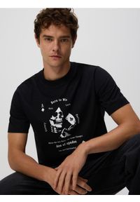 Reserved - T-shirt regular z nadrukiem - czarny. Kolor: czarny. Materiał: dzianina, bawełna. Wzór: nadruk