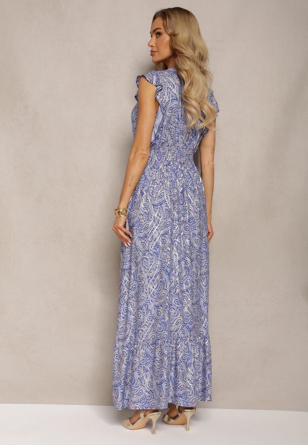 Renee - Niebieska Sukienka z Bawełny z Trójkątnym Dekoltem z Gumkami w Talii i Metalicznym Nadrukiem Nellata. Typ kołnierza: kołnierz z falbankami. Kolor: niebieski. Materiał: bawełna. Długość rękawa: na ramiączkach. Wzór: nadruk. Styl: wakacyjny