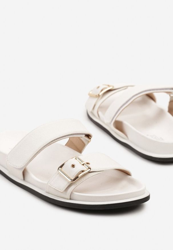 Born2be - Białe Klapki z Dwoma Paskami Navolssa. Okazja: na co dzień. Kolor: biały. Wzór: paski. Styl: klasyczny, elegancki, casual