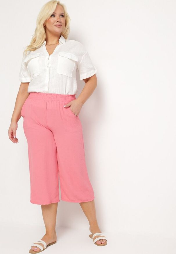 Born2be - Różowe Szerokie Spodnie z Wysokim Stanem z Gumką w Talii i Nogawkami Długości 3/4 Levolia. Okazja: na co dzień. Stan: podwyższony. Kolekcja: plus size. Kolor: różowy. Materiał: jedwab. Styl: elegancki, casual